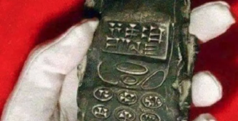 A fost descoperita macheta unui telefon mobil ce dateaza din secolul 2!