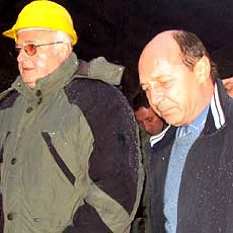 Basescu s-a dus la Ocnele Mari cu hartile zonei in buzunar