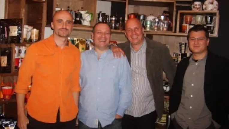 Calin Goia si Gabi Constantin de la Voltaj si-au deschis cafenea in stil retro, in centrul Bucurestiului