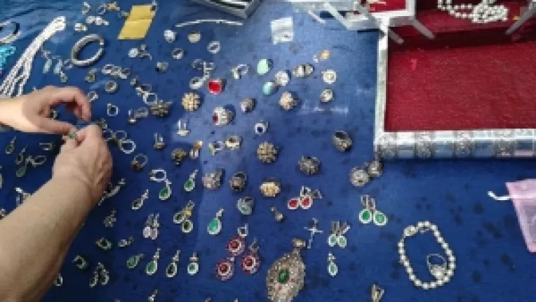 Claudia Bureata: Am venit cu bijuterii din argint 925, cu smaralde, rubine si pietre naturale