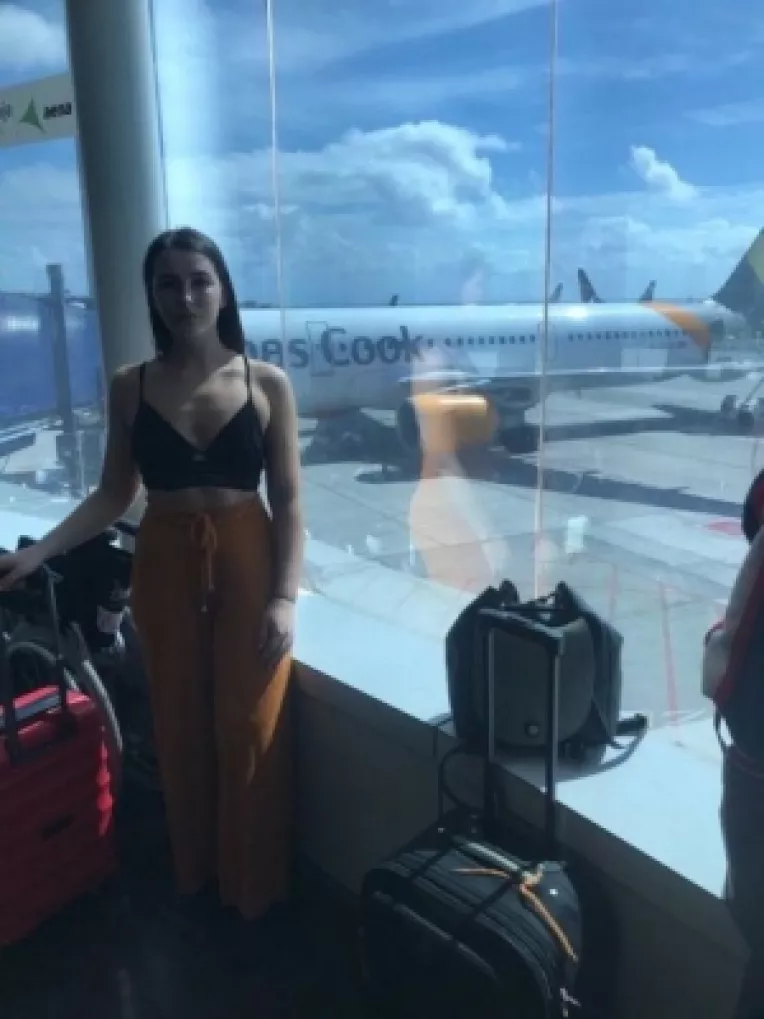 Emiliy O'Connor a fost amenintata ca va fi data jos din avion pentru ca era imbracata cu pantaloni cu talie inalta si o bustiera neagra!