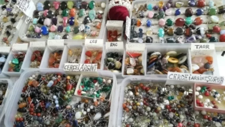 Geologul Andrei Costin Victor a adus opale, niste ochi de pisica si ciaroit la targul de cristale