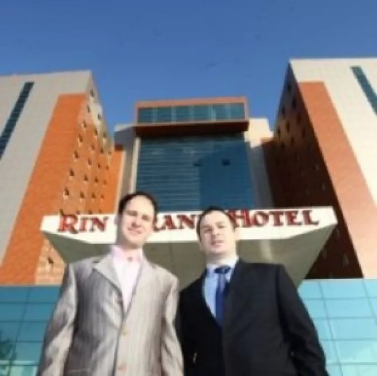 Grand Rin: Fratii Negoita transforma 250 de camere din hotel in spatii de birouri