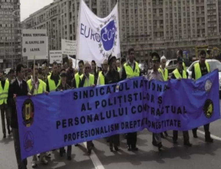 Guvern: Vor fi desfiintate 1200 de posturi din schema Ministerului Administratiei si Internelor