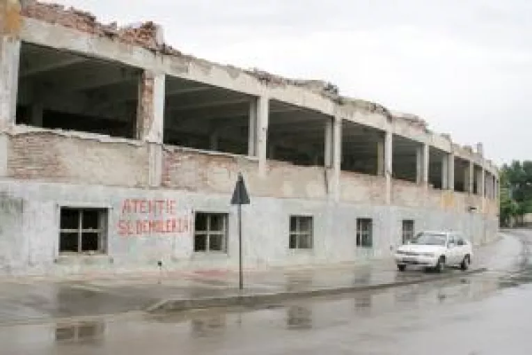 "Independenta", pusa la pamant