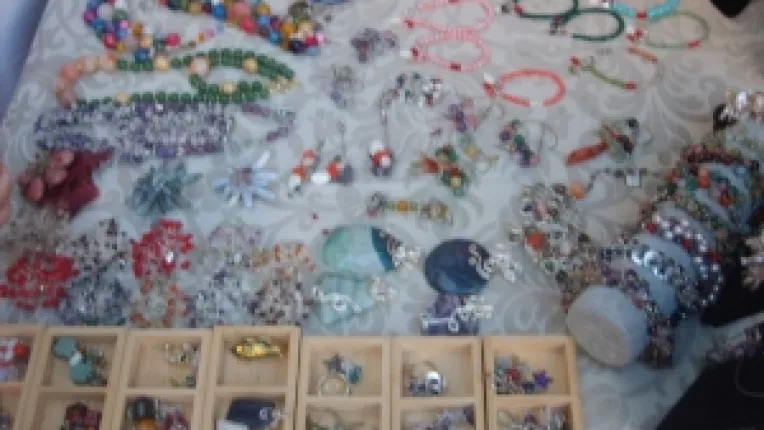 Irina Braileanu: "Coliere cu agate si genti din bumbac si matase, la targul Piata Taraneasca si Mester(Esti)!"