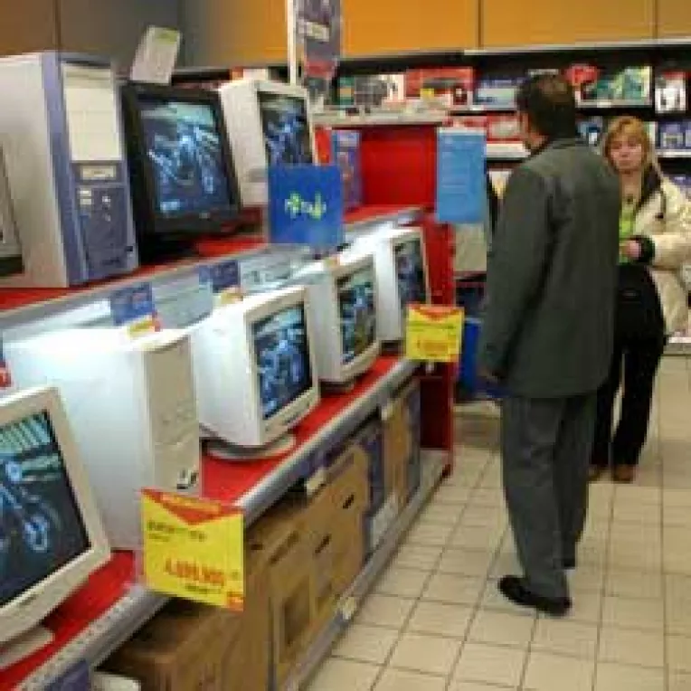 Laptopurile si telefoanele mobile conduc in topul vanzarilor de Sarbatori