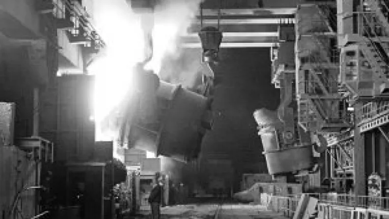 Lupta pe doua fronturi pentru salariile siderurgistilor