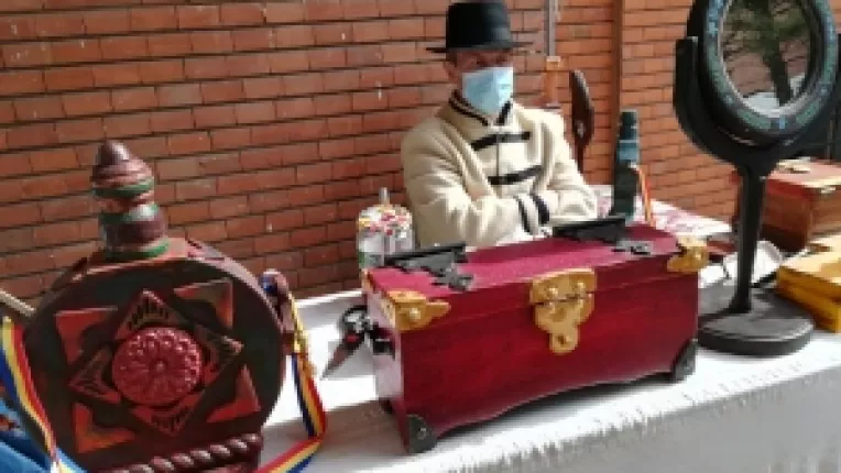 Manciulea Tudor: Am venit la targul De Florii din curtea MTR cu jucarii pictate din lemn, furci cu aripi si cufere