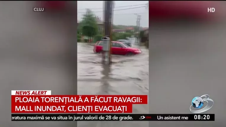 Ploaia torentiala a facut ravagii in doua judete: Mall inundat, clienti evacuati