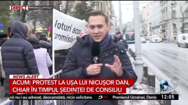 Protest cu sute de oameni la usa lui Nicusor Dan, chiar in timpul sedintei de consiliu