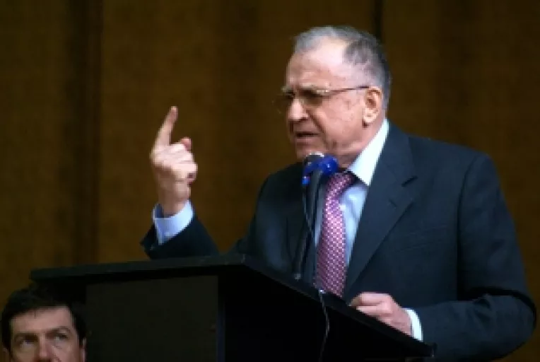 PSD il inhama pe Iliescu la jugul campaniei electorale