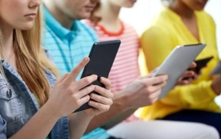 Riscurile folosirii internetului: intoxicatia cu informatie superficiala, crearea dependentei si probleme de sanatate