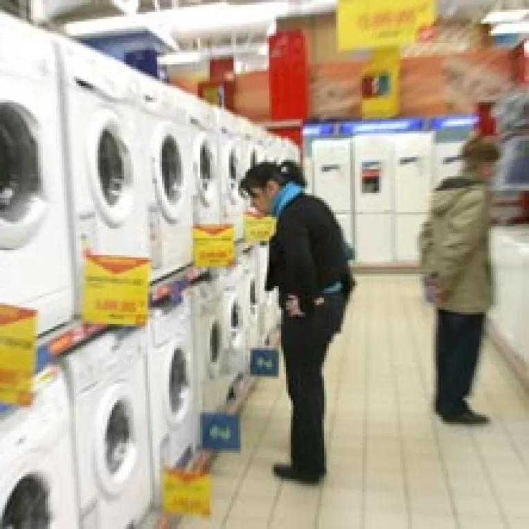 Romanii stau la coada pentru credite primite doar cu buletinul