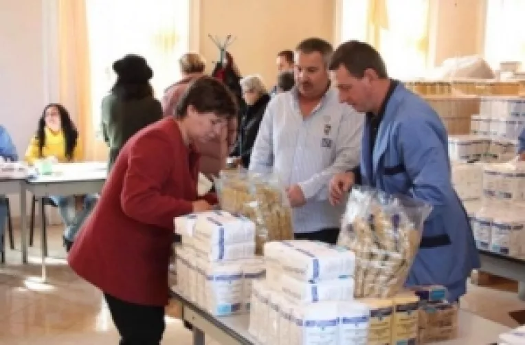 Somerii si pensionarii cu pensie sub 400 de lei pot primi alimente gratuite la punctele de distributie din Capitala