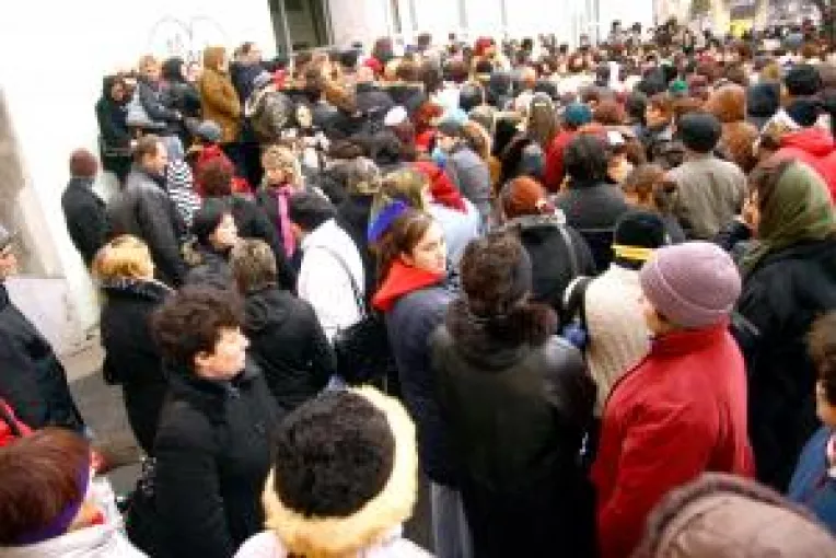 Spaniolii angajeaza capsunari romani