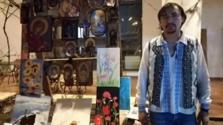 Teodore Adrian Negoita sculpteaza icoane pe lemn, piatra, coji de ou, sticla
