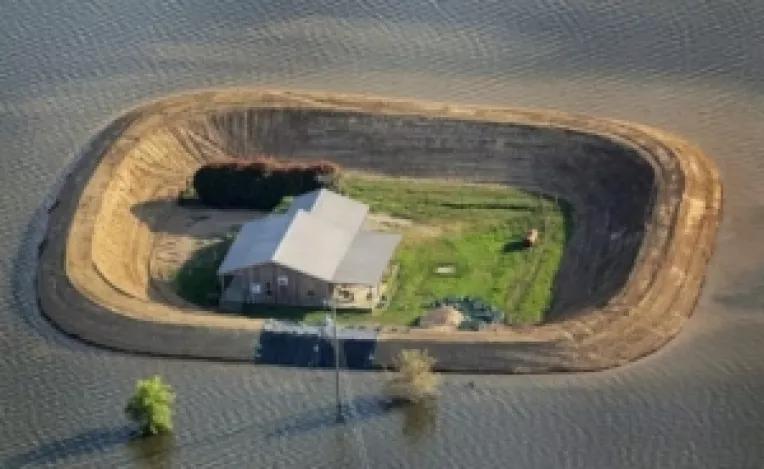Texanul Randy Wagner a construit un baraj ingenios - bariera in jurul proprietatii sale