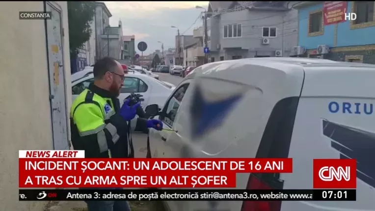 Un adolescent de 16 ani a tras cu pistolul in trafic, spre un alt sofer