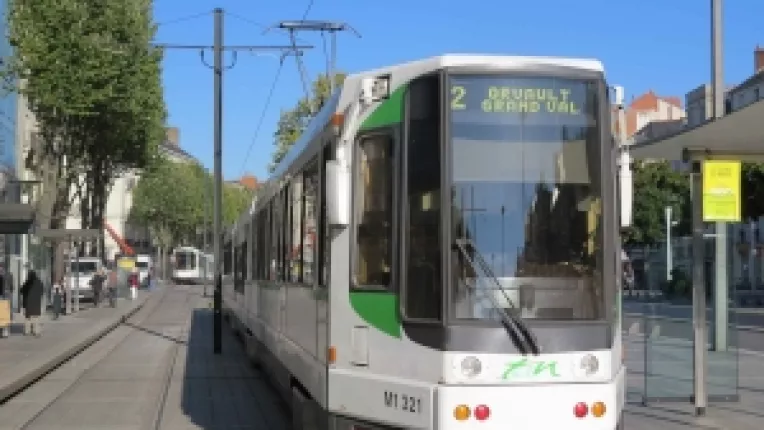 Un tramvai al veseliei, numit Bonjour, circula pe linia 2 din Nantes (Franta)