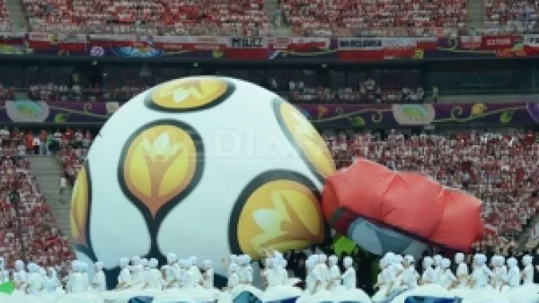 Varsovia a sarbatorit debutul EURO 2012 cu Chopin si DJ Karmatronic